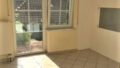 Küche mit Zugang zur Terrasse -