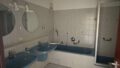 Badezimmer mit Dusche und Wanne