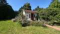gepflegte Gartenanlage mit Gartenhaus