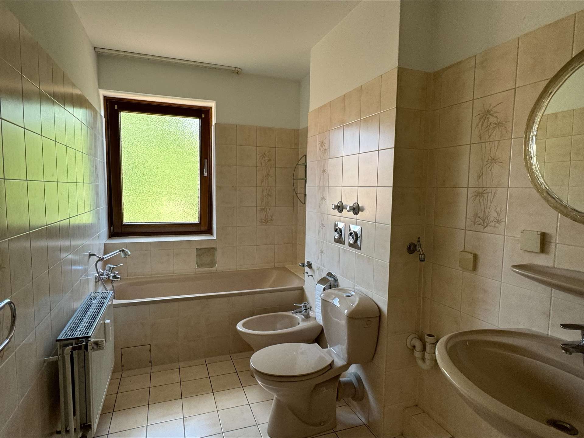 Badezimmer mit Fenster