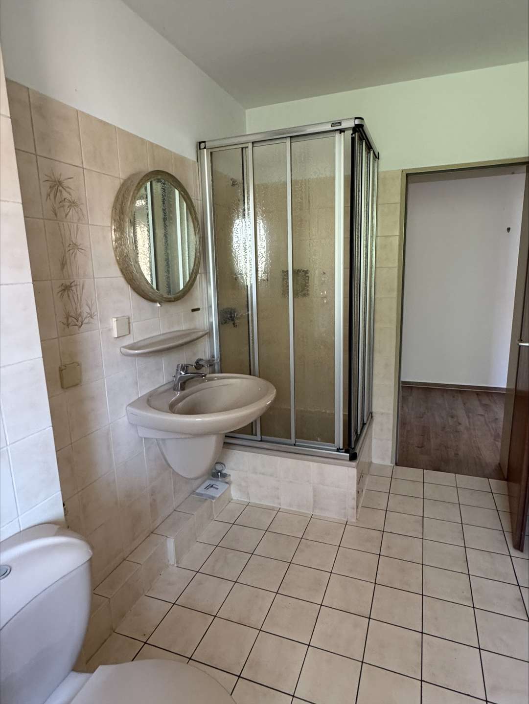 Badezimmer mit Dusche u. Wanne