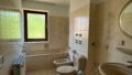Badezimmer mit Fenster