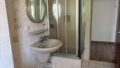 Badezimmer mit Dusche u. Wanne