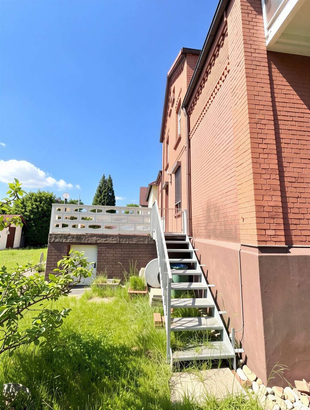 Treppe von der Terrasse in Garten