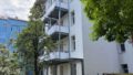 Außenansicht Nachbarhaus mit Balkonen