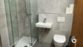 modernes Duschbad mit Waschmaschinenstellplatz im Keller
