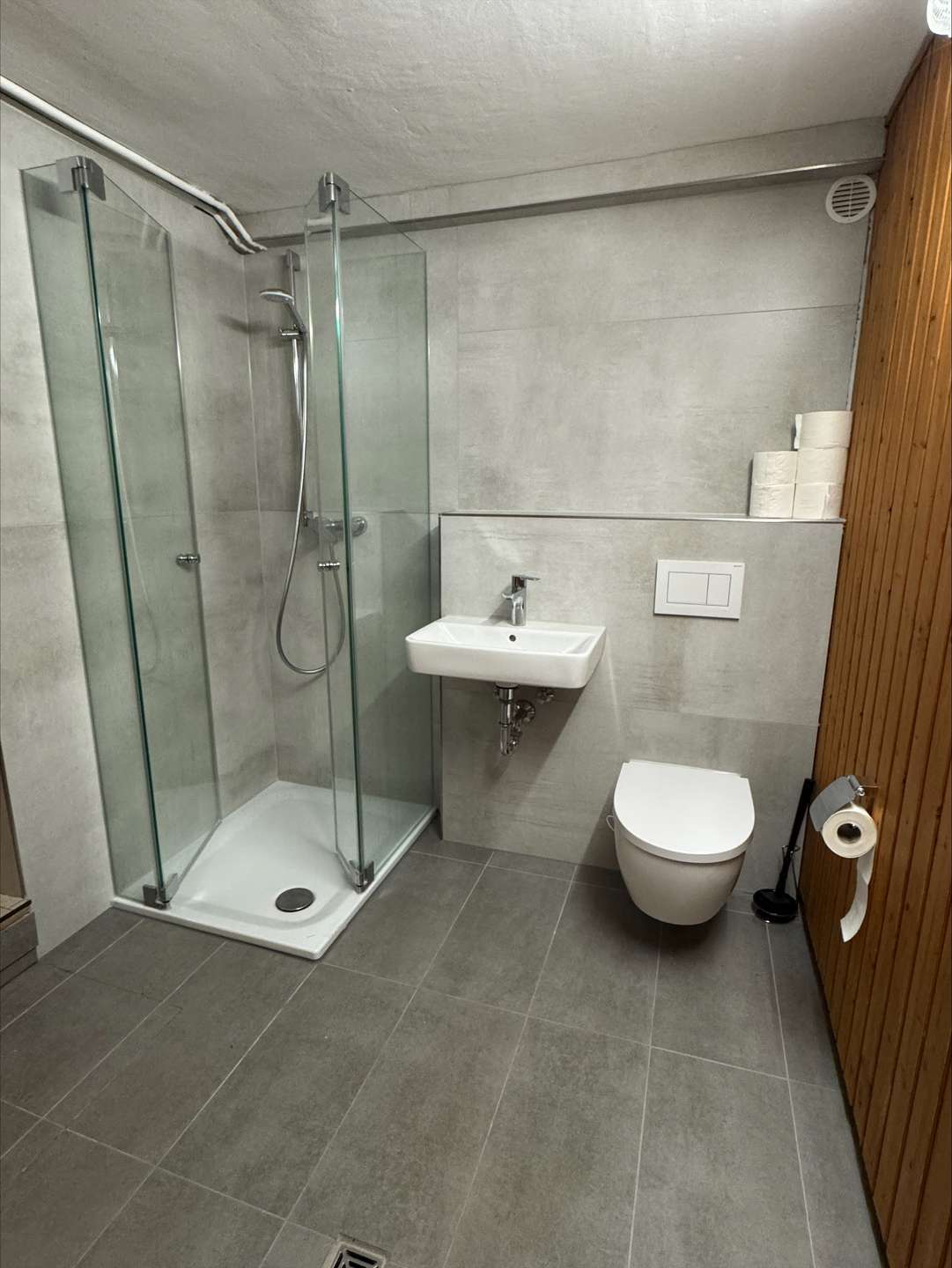 modernes Duschbad mit Waschmaschinenstellplatz im Keller