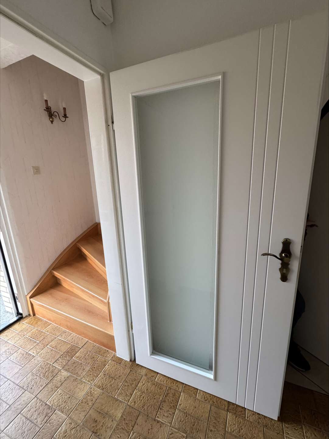 Moderne weiße Designerinnentüren mit Glasteil